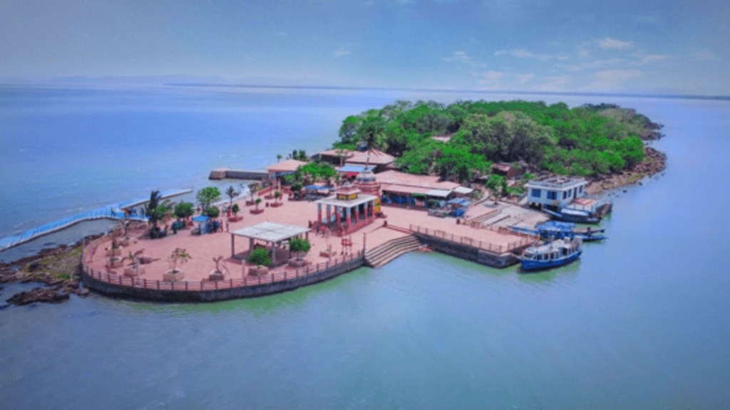 চিলকা লেক - ভুবনেশ্বর থেকে ১০০ কিলোমিটার দূরে। নৌকায় করে দেখা যায় পরিযায়ী পাখি, ডলফিন আর ছোট ছোট দ্বীপ। রাত কাটাতে পারেন স্যাটপাড়া বা মঙ্গলাজোড়ির হোমস্টে কিংবা রিসর্টে। বাজেট ১৫০০–২০০০ টাকা রুম প্রতি।